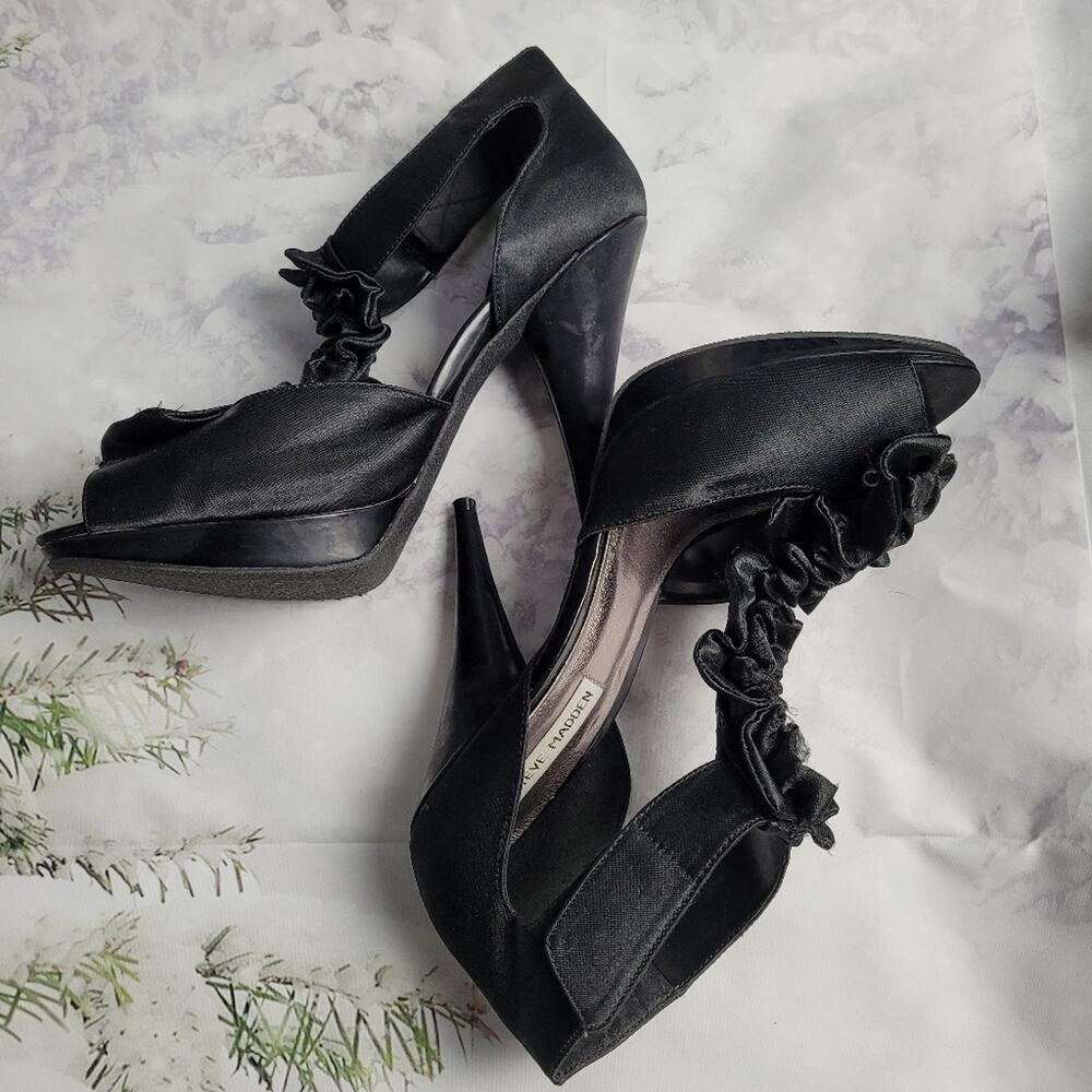 Demure Steve Madden Fiesti Black Satin Ruffle Heels size 10